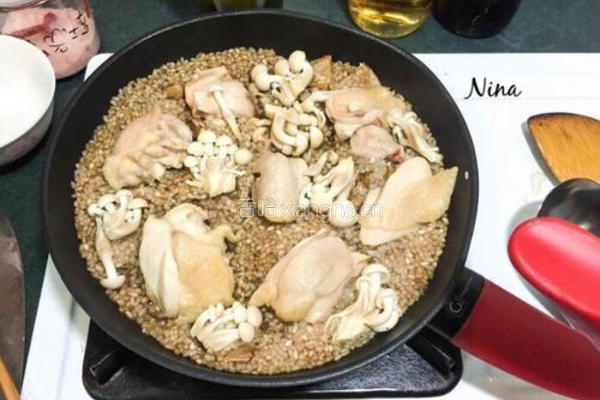 黑啤鸡腿烩饭的做法图解4