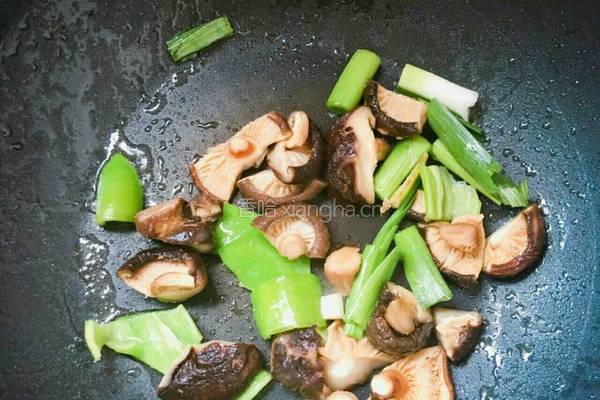 特制香菇鸡肉面的做法图解5
