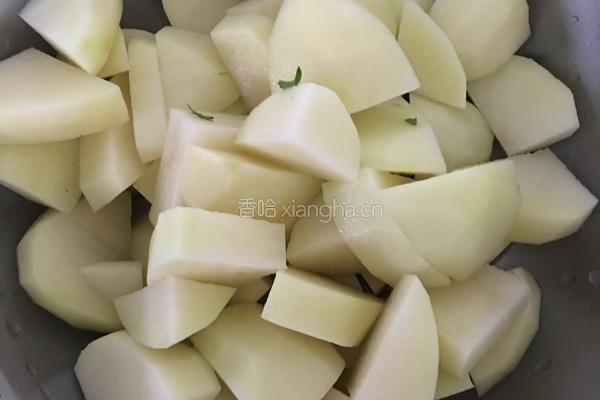 哈拉海炖土豆的做法图解2