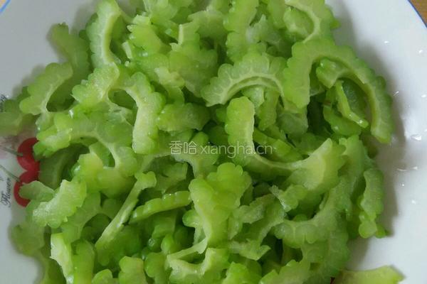 咸鸭蛋焗苦瓜的做法图解3