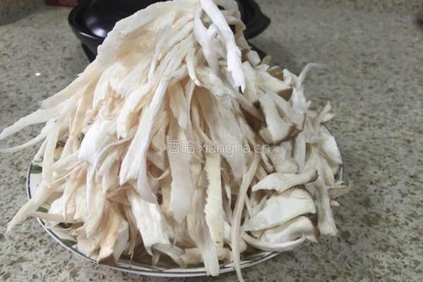 超好吃肉感十足的干煸杏鲍菇的做法图解1