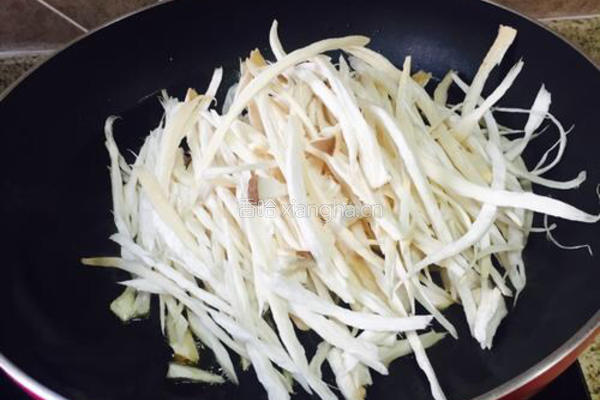 超好吃肉感十足的干煸杏鲍菇的做法图解2