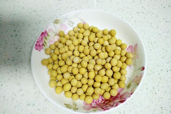 胡萝卜豆浆的做法图解1