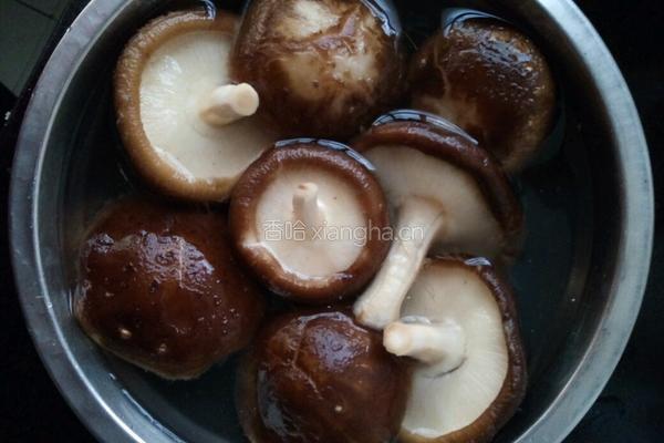 香菇炖鸡汤的做法图解2