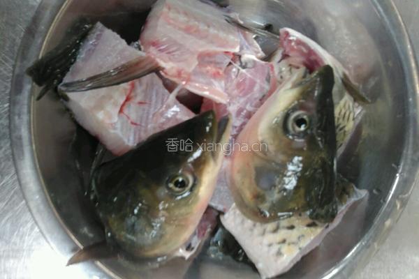 黄焖草鱼的做法图解1