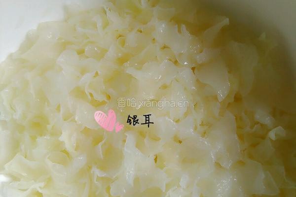 银耳雪梨羹的做法图解2