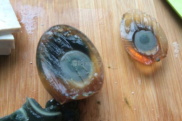 松花蛋拌豆腐的做法图解2