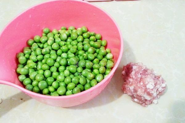 豌豆炒肉沫的做法图解1