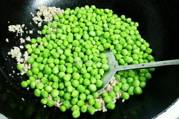 豌豆炒肉沫的做法图解3