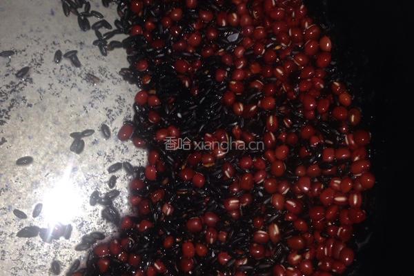 红豆黑米粥的做法图解2