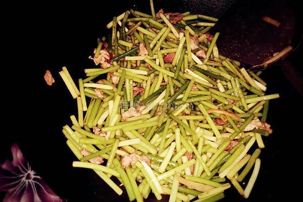 蒜苔炒肉的做法图解4