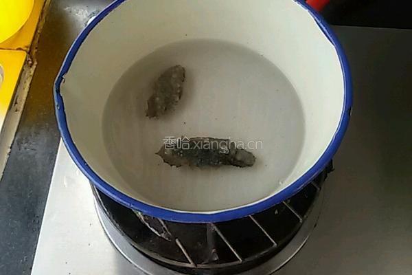 海参小米粥的做法图解2