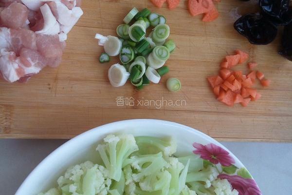 有机菜花炒肉的做法图解1