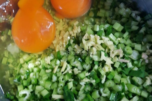 牛奶芹菜鸡蛋饼的做法图解2