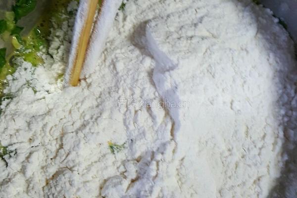 牛奶芹菜鸡蛋饼的做法图解3