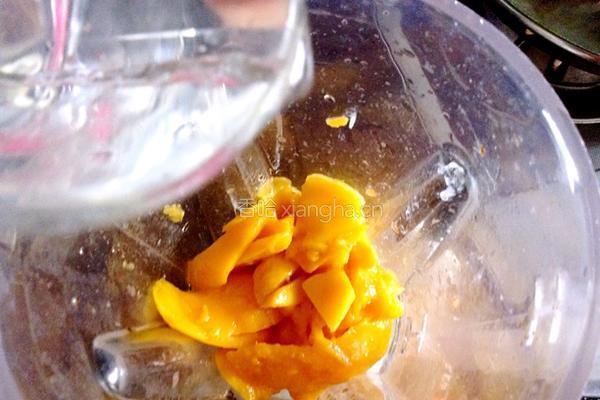 鲜榨芒果汁的做法图解5