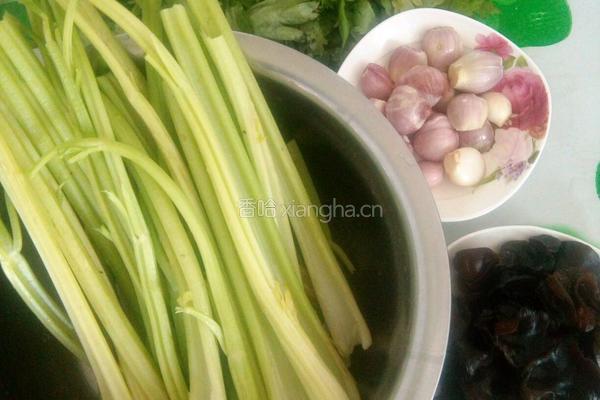 木耳芹菜包子的做法图解3