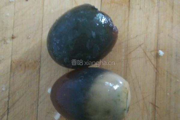 红油皮蛋的做法图解2