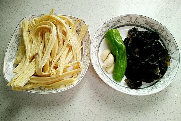 黑木耳炒腐竹的做法图解1