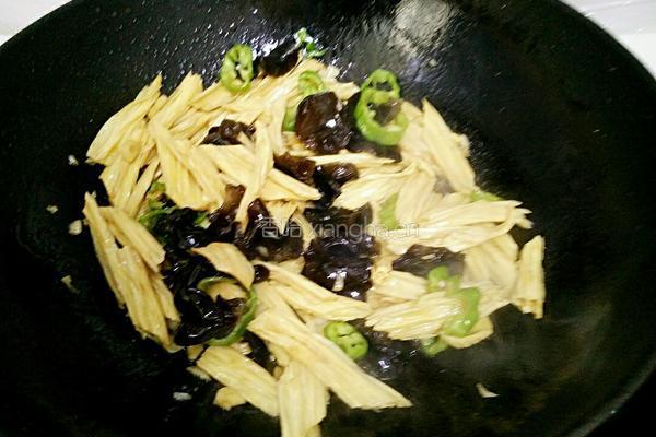 黑木耳炒腐竹的做法图解5