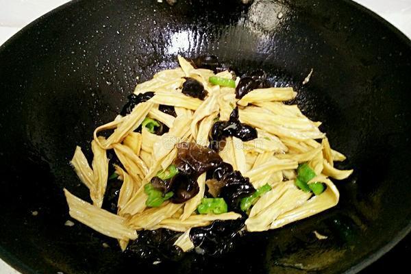 黑木耳炒腐竹的做法图解6
