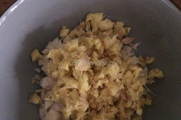 洋葱青豆猪肉酱。的做法图解2