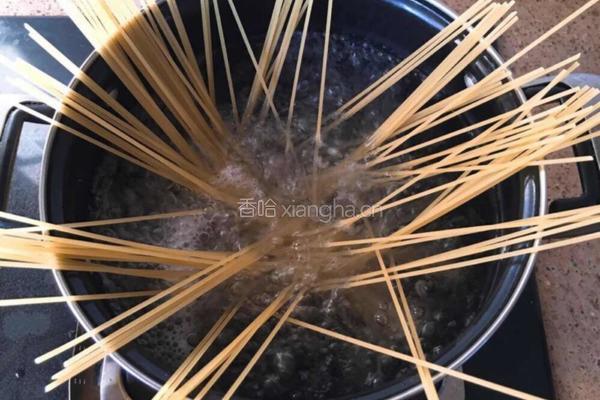 黑胡椒虾肉意大利面的做法图解2