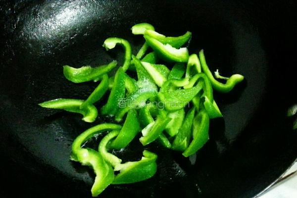 青椒炒火腿的做法图解3