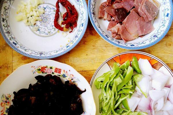 青椒木耳炒宣威火腿的做法图解3