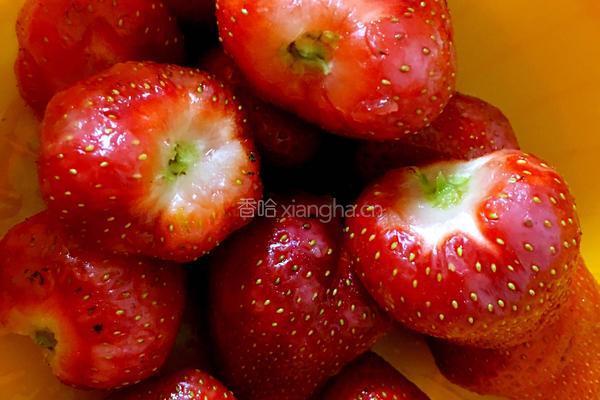 鲜榨草莓汁的做法图解2