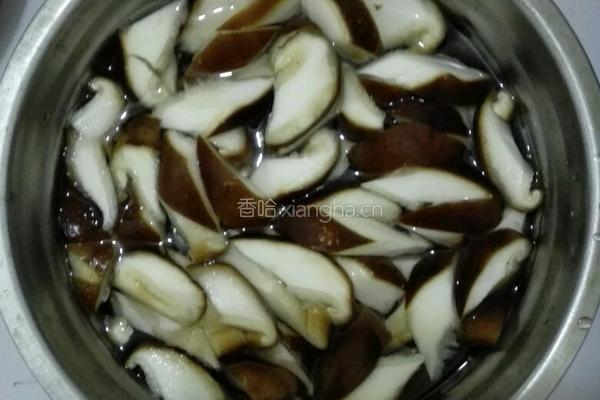 香菇西芹炒肉的做法图解3