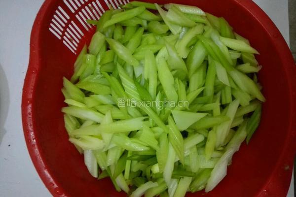 香菇西芹炒肉的做法图解4