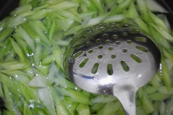 香菇西芹炒肉的做法图解5