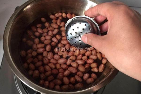 水煮五香花生米的做法图解3