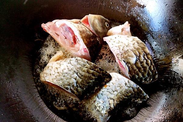鲫鱼炖豆腐的做法图解4
