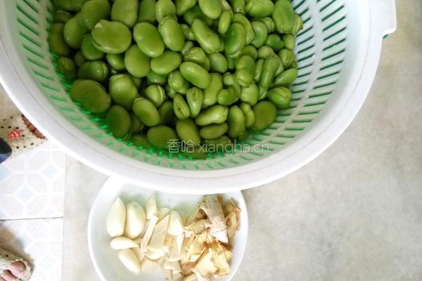水煮蚕豆的做法图解1