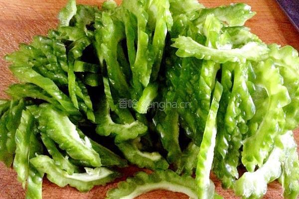 糖醋拌苦瓜的做法图解4