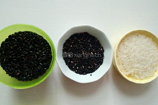 黑米芝麻糊的做法图解1