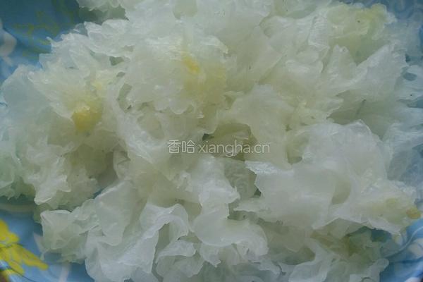 阿胶银耳莲子羹的做法图解2