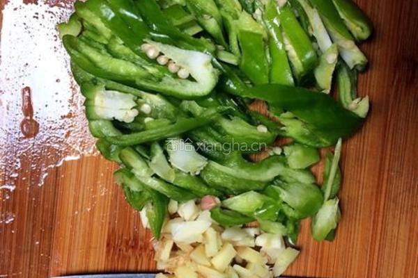 青椒炒鸡肉的做法图解3