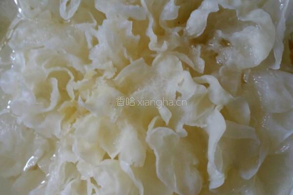 银耳红枣汤的做法图解1