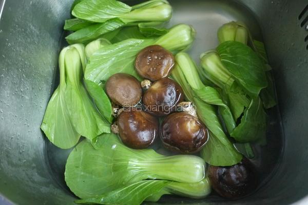 油菜炒香菇的做法图解1