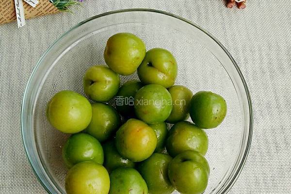 腌李子的做法图解1