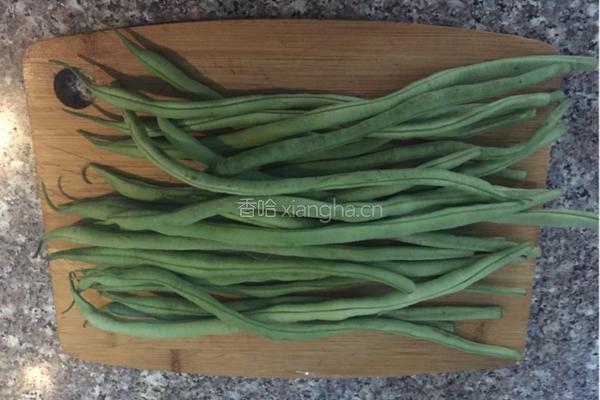扁豆炒肉的做法图解1