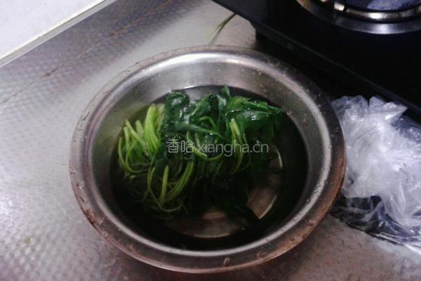 芝麻拌菠菜的做法图解3