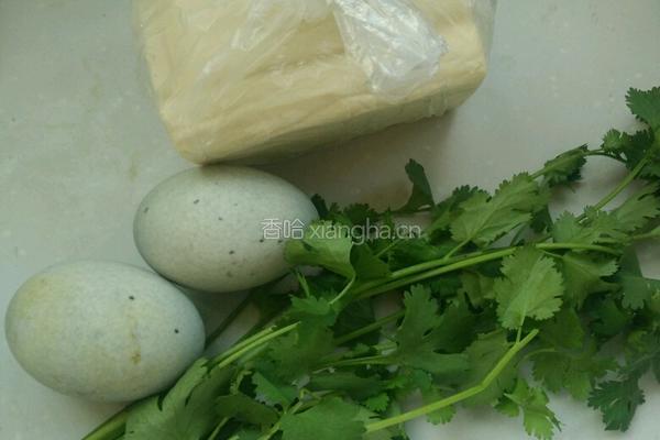 香菜皮蛋拌豆腐的做法图解1