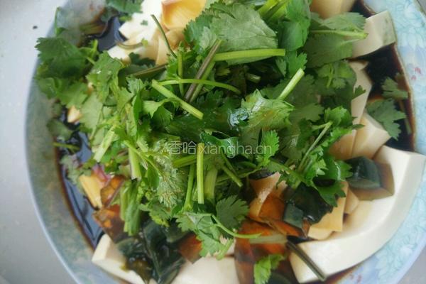 香菜皮蛋拌豆腐的做法图解5