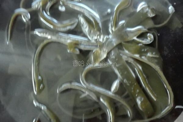 胡萝卜炒海带丝的做法图解2