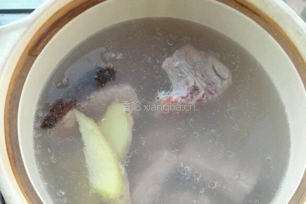 山药玉米排骨汤的做法图解3