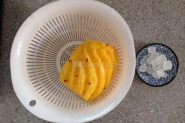糖水菠萝的做法图解1